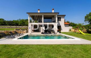 ISTRIA, LABIN - Casa con piscina ai margini del villaggio
