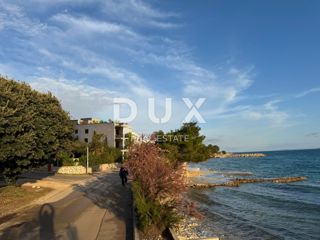 PAG, MANDRE - fantastico nuovo edificio prima fila al mare, planimetria ideale, vista mare
