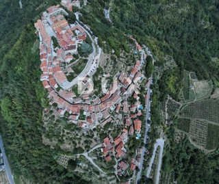 ISTRIA, MONTONA - Autentica opportunità nel cuore di Montona - una casa in pietra con giardino e vista mozzafiato