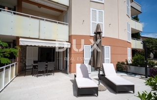 NOVI VINODOLSKI - appartamento con una bellissima terrazza a 100 m dal mare