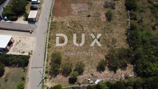 ZADAR, VRSI - Terreno edificabile 704 m², infrastrutture accanto al lotto!