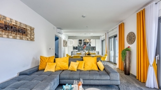 ISTRIA, PARENZO - Lussuosa casa bifamiliare con piscina, sauna e jacuzzi, 260m2