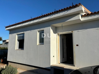 ISTRIA, POLA - Casa unifamiliare prefabbricata - ROH BAU vicino alla città! POSSIBILITÀ DI PERMUTA CON UN APPARTAMENTO!