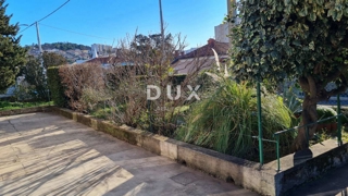 RIJEKA, SUŠAK - APPARTAMENTO CON 3 CAMERE DA LETTO+SOGGIORNO, 89m2, DA RISTRUTTURARE!