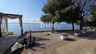 NOVI VINODOLSKI – Elegante casa di 191 m2, a 40 m dal mare