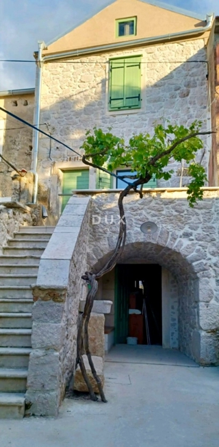 ISOLA DI IŽ, VELI IŽ – Autentica casa in pietra ristrutturata nel centro storico, a 70 metri dal mare.