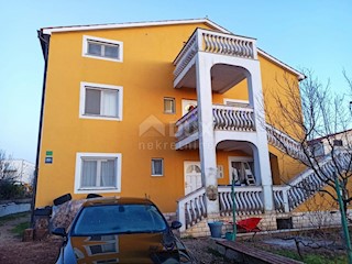 ISTRIA, PULA - Bella casa indipendente in una strada tranquilla con 4 appartamenti