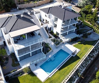 LOVRAN - LIGANJ - Appartamento in villa con piscina 120m2 + terrazza 27m2 con vista panoramica sul mare + ambiente 105m2