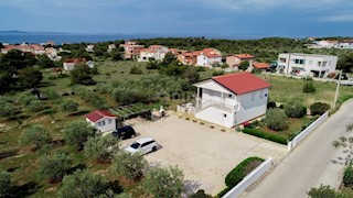 ISOLA DI VIR - Palazzina su un terreno spazioso