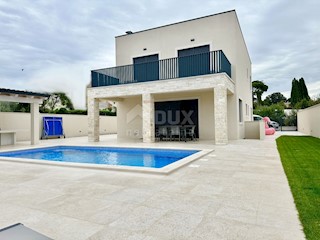 ISTRIA, SALVORE - Villa urbana con piscina e vista mare