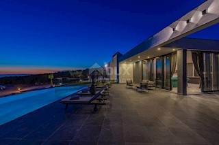 ISOLA DI PAG, NOVALJA - lussuosa villa duplex su un ampio giardino con vista sul mare
