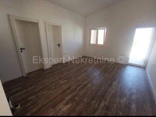 Rogoznica, 3 appartamenti 120 m2 al secondo piano di una nuova costruzione, a 100 m dalla spiaggia