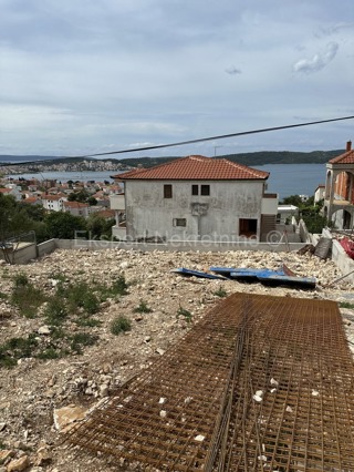 Trogir, Marinova Draga, terreno edificabile con permesso, 400 metri dal mare