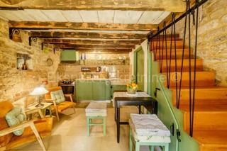 K. Sućurac, casa a schiera di 50 m2 nel centro del paese, a 50 m dal mare