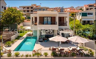 Čiovo,Okrug G., villa di lusso 280 m2 con piscina, SECONDA FILA AL MARE!!!