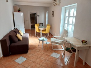 Kaštel Lukšić - casa in pietra decorata/vicino al mare