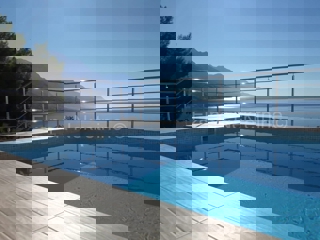 Omiš, Pisak, casa indipendente a due piani con piscina 200m2, 1a fila dal mare