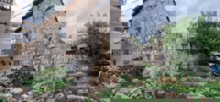 Marina, vicino al centro, casa di 411 mq con 3 ampi appartamenti e garage