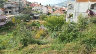 Trogir, terreno edificabile 973 m2, 900 m dal centro