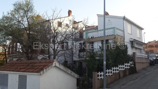 Čiovo, Okrug G., casa bifamiliare su 3 piani, a 120 m dal mare