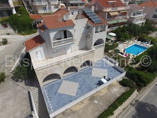 Seget, palazzina di 608m2, in ottima posizione vicino al mare, vista mare