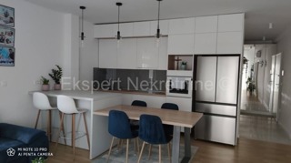 Trogir, Soline, appartamento trilocale 100m2 con vista mare, 2 posti auto