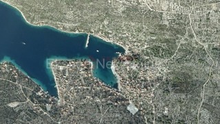 Drvenik Veli, laureato. terreno 977 m2, dal mare 270 m