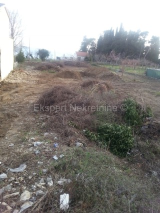 Kaštela, Gomilica terreno edificabile di 1380 m2 nella zona M5, vicino al mare