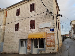 Trogir, Čiovo, casa in pietra 250 m2, su tre piani, parcheggio