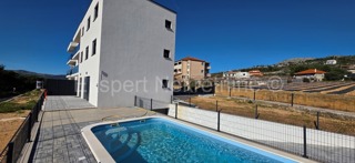 Seget Vranjica, appartamento di 4 locali su tre piani 164 m2 + giardino 190 m2 con piscina privata