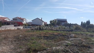 Čiovo, Okrug G., terreno edificabile di 922 m2 proprio accanto alla strada