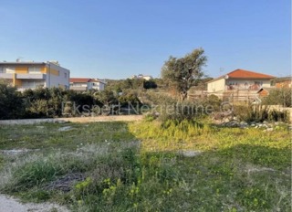 Rogoznica, terreno edificabile di 2100m2 sull'autostrada, 120 metri dal mare