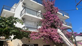 Trogir, Saldun, casa bifamiliare 430m2, garage, prima fila al mare, a 20 m dalla spiaggia