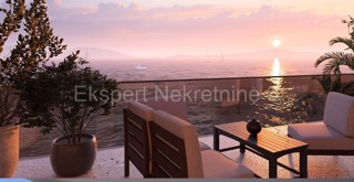 Čiovo, Okrug, 3-bedroom apartment 112 m2 + garden with swimming pool 250m2, FIRST ROW TO THE SEA