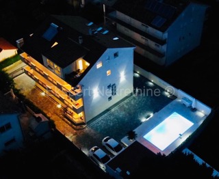 K. Novi - Villa con giardino e piscina