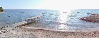 Omiš, terreno edificabile di 1360m2 nella zona M1, prima fila al mare