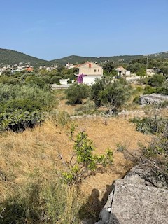 Vinišće, terreno edificabile 915m2, 300 metri dal mare e dal centro