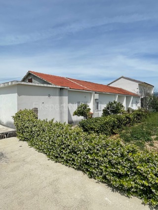 Trogir, Divulje, piano terra 161m2 con giardino 485m2, 700m dal mare