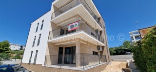 Rogoznica, palazzina di 449 m2, con 3 appartamenti di 124 m2, piscina, Novograd.