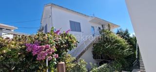 Čiovo, Okrug G. samostojna hiša 320 m2, 3 apartmaji, pogled na morje