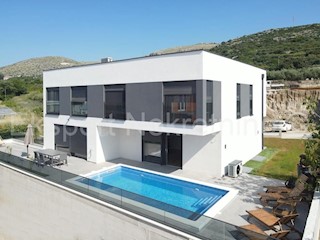 Traù, Lux. villa 340 m2, con piscina e garage e giardino paesaggistico