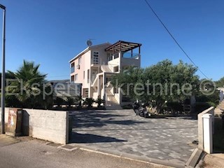 Rogoznica, casa indipendente 240m2 con tre unità abitative, vista mare