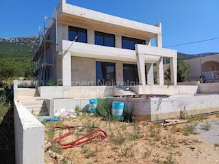 K. Stari, casa indipendente 238 mq con piscina e giardino 400 mq