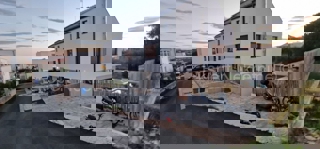 Trogir, appartamento di 4 locali su tre piani, 137 m2, nella natura di una casa a schiera, nuova costruzione