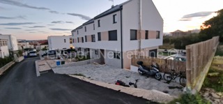 Trogir, appartamento di 4 locali su tre piani, 137 m2, nella natura di una casa a schiera, nuova costruzione