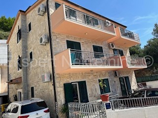 Omiš, Nemira, casa indipendente con 9 appartamenti, vista mare, a 200 metri dal mare