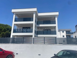 Rogoznica, appartamento trilocale 105m2 con due posti auto e giardino, vista mare