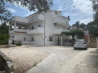 Slatine, casa indipendente 500 m2, 75 m dal mare con vista