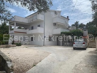 Slatine, casa indipendente 500 m2, 75 m dal mare con vista