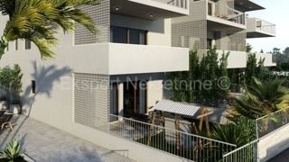 Ciovo, Slatine, 2-bedroom apartment 61 m2, 2nd floor, only 70 m from the sea, swimming pool